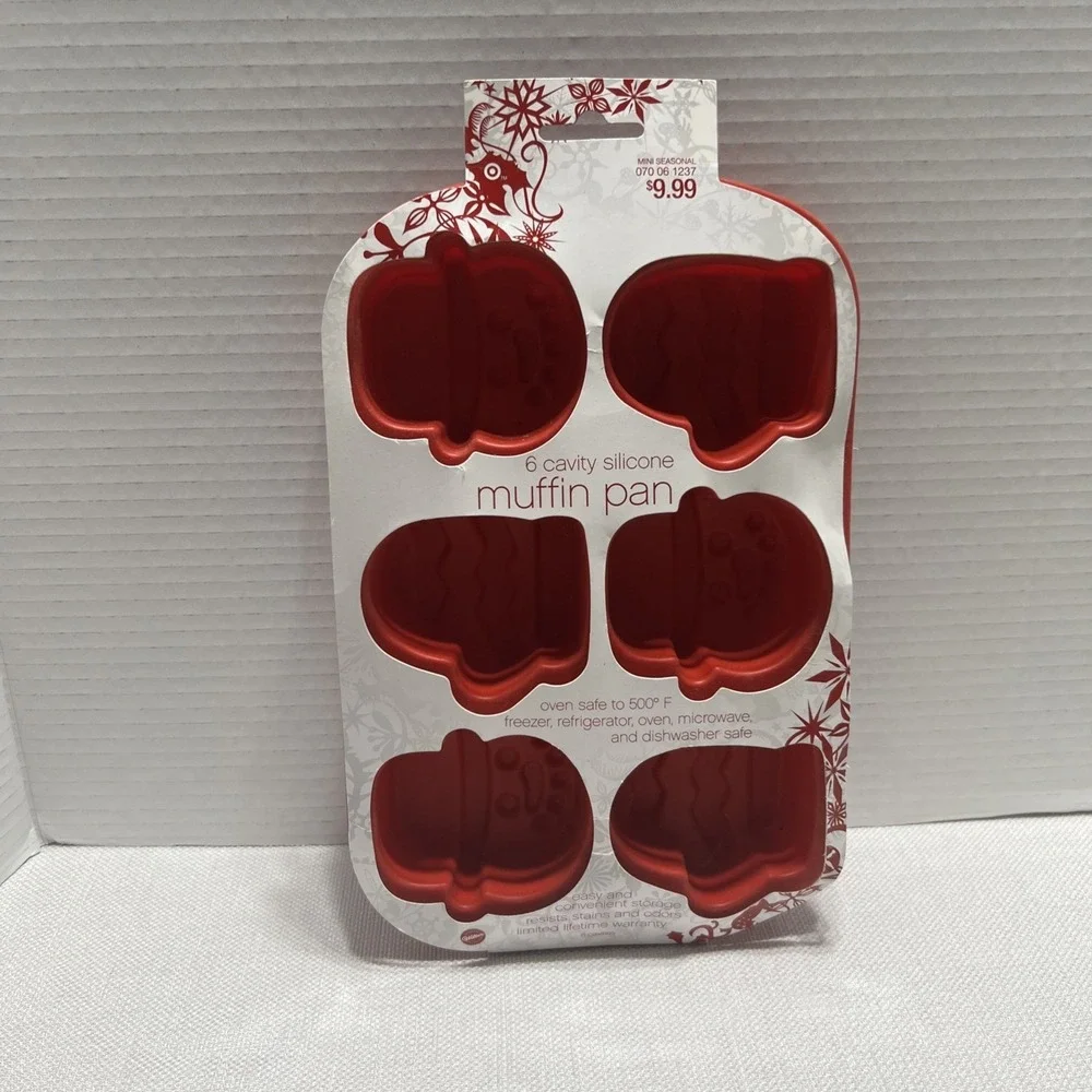 Wilton 6 Cavity Red Sillcone Muffin Pan Snowman Mitten Christmas/Holidays/Winter